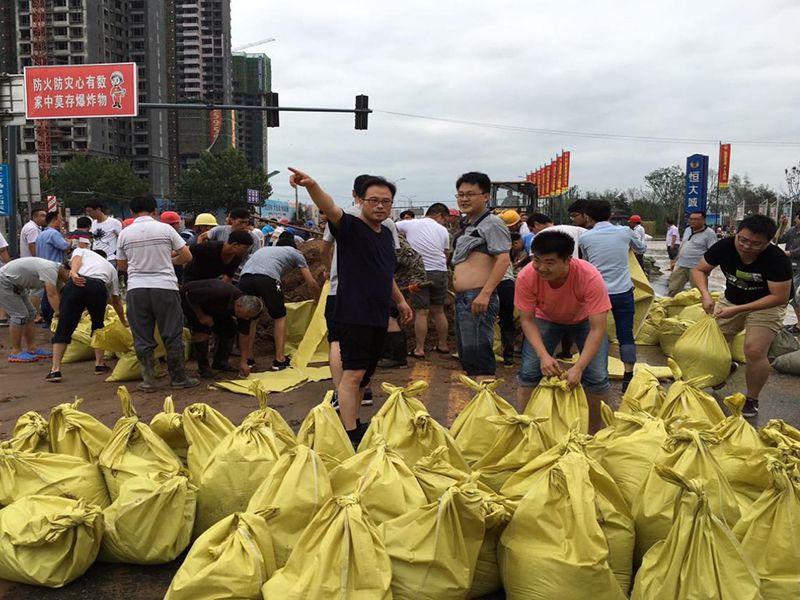 2016年7月20日，集團(tuán)公司組織員工參與“安陽(yáng)7·19特大洪水”搶險(xiǎn)救災(zāi)工作。